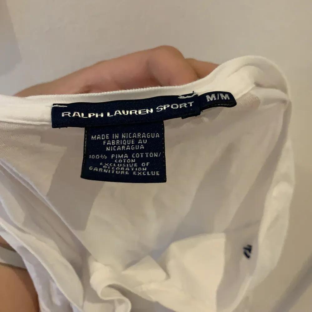 Säljer den här långärmade tröjan från Ralph Lauren. Den är i storlek M men passar S bra. (Frakt tillkommer) Hör av er om ni är intresserade!. T-shirts.