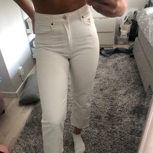 Vita croppade jeans från Zara i storlek S!! En liten fläck på bakfickan som går att bleka bort, där av lägre pris! Frakt ingår ej😇😇