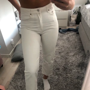 Jeans Zara - Vita croppade jeans från Zara i storlek S!! En liten fläck på bakfickan som går att bleka bort, där av lägre pris! Frakt ingår ej😇😇