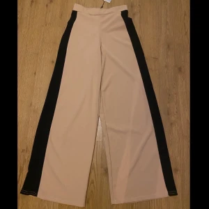 Vida byxor - Byxor från Missguided. Endast provade & säljs för att de var för stora för mig. 