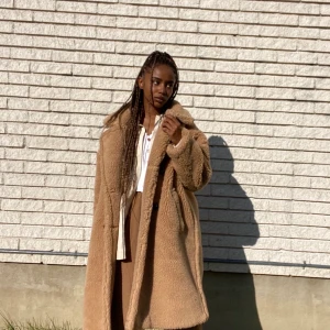 lång fluffig kappa  - Mysig beige kappa som når rätt långt på mig som är 164 🙇🏾‍♀️ 