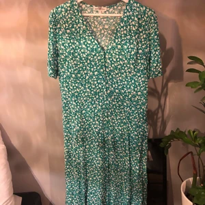 Grön blommig klänning - En så fin vadlång klänning som jag tyvärr måste sälja då den ej passar längre. Använd max 5 ggr.