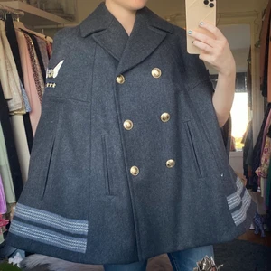 Tommy Hilfiger X Gigi Hadid  - Timmy Hilfiger x Gigi Hadid jacka. Aldrig använd prislappen är kvar. Nypris 4999kr.🦋 skriv i dm vid intresse eller frågor💗