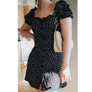 Prickig klänning från Nelly - En klänning i bra skick som endast är använd 2 gånger, den försluts med knappar i mitten och har en mindre urringning ibak. Säljer denna då det inte är min stil längre, väldigt gullig sommarklänning! Frakt tillkommer