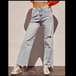 Raka jeans  - Säljer ett par raka pösiga Jens som är endast använda 1 gång , jag är 171 och dom är lite för korta på mig 🤩🤩 