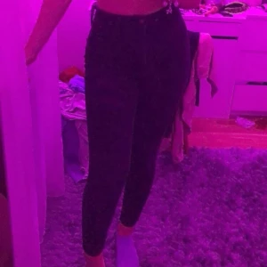 Svarta jeans - Svarta jeans som går med allt, köpte dom och dom var försmå och tyvär ingen användning, har bara legat och tagit upp plats i garderoben.