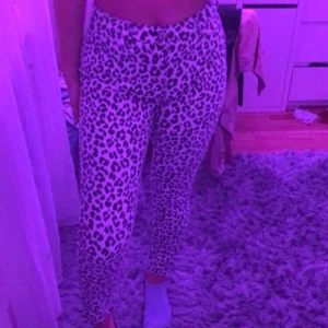 Jeans - Jätte coola jeans med leopardmönster!