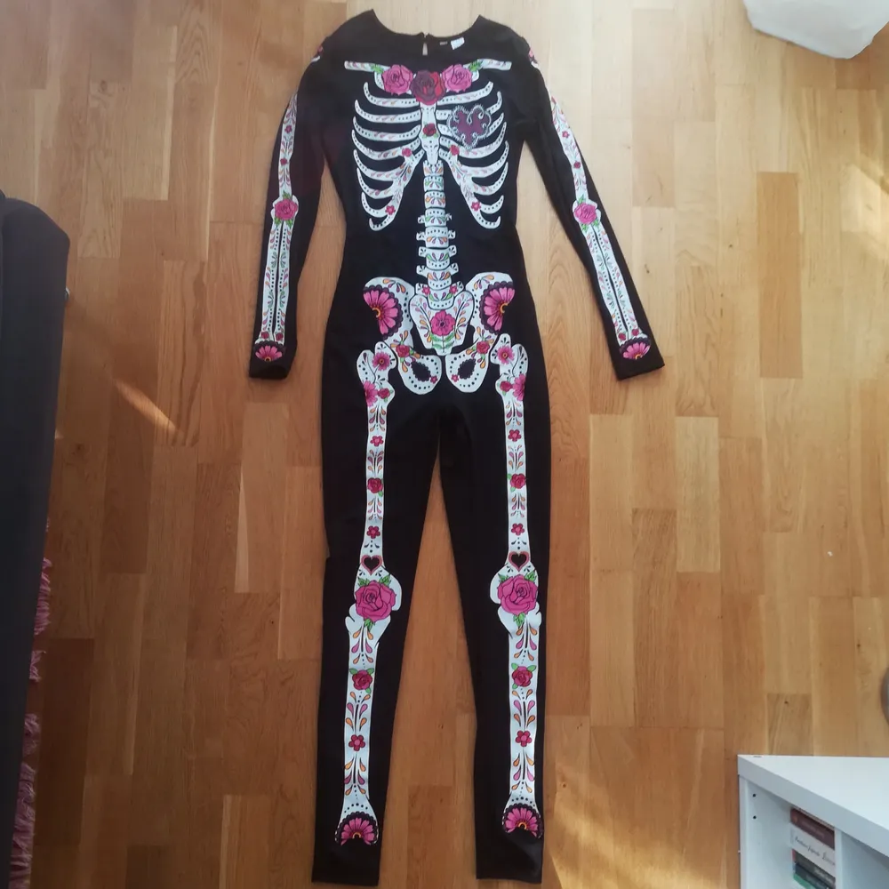 Retro skeleton costume almost like new :-) Size is S.. Övrigt.