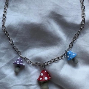 Handgjort svamphalsband i lera🍄 - kontakta mig vid intresse!                                                                               pris: 49kr + frakt                                                                                                 mått: 45 cm