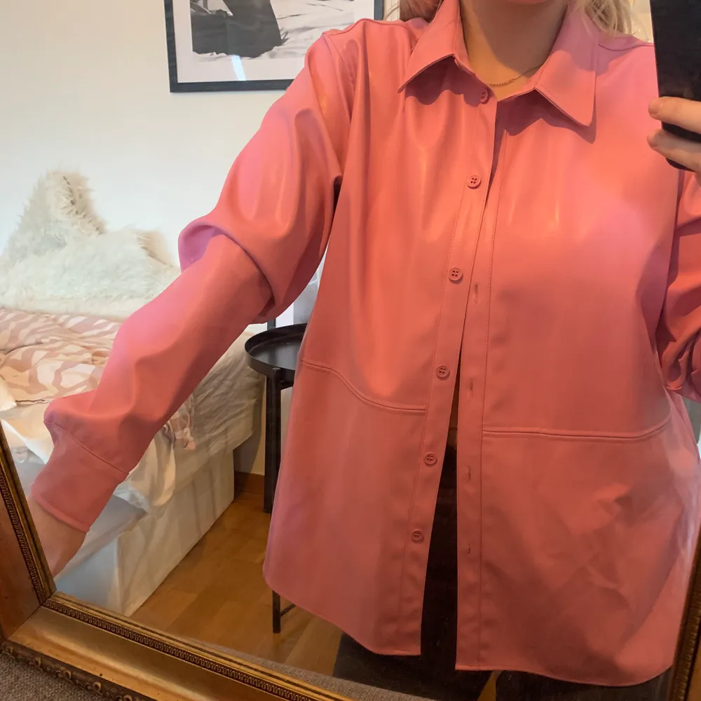 Snygg cool rosa skinnskjorta från MQ! Säljes då den inte kommer till användning, aldrig använd så i nyskick!💗. Jackor.