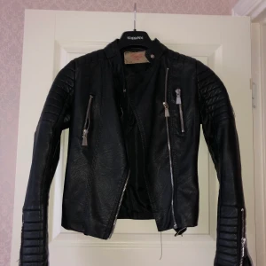 Voyelles skinnjacka  - Voyelles skinnjacka, populär. Använd flera gånger. 