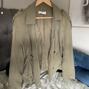 Jacka - Jacka från Zara, väldigt tunn. Väldigt skön, passar till allting🥰✨