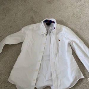 Skjorta  - En söt Ralph lauren skjorta i storlek 10. Kan fraktar och köparen står för frakten och jag ansvarar inte för postens. Kan även mötas upp i Stockholm.