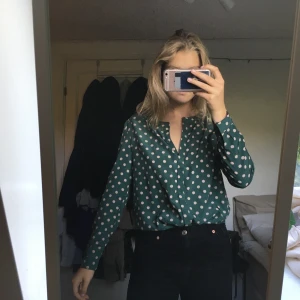 Blus  - Väldigt fin blus, dock saknas lapp med storlek och affär då jag köpte den på en loppis, men passar mig som är en S/M, 50kr, köparen står för frakten, skriv till mig om du är intresserad 💕💕