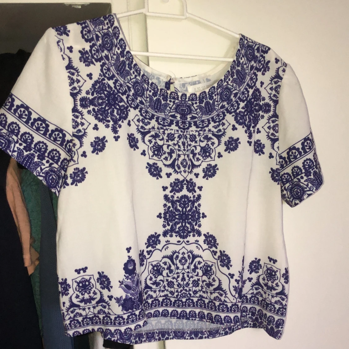 Vit blus med blå detaljer