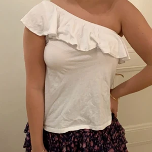 Hm topp - skit snygg volang topp från HM. Aldrig använd då den är för liten för mig. 