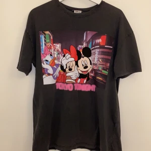 T-shirt med Disneytryck  - T-shirt med Disneytryck🌸