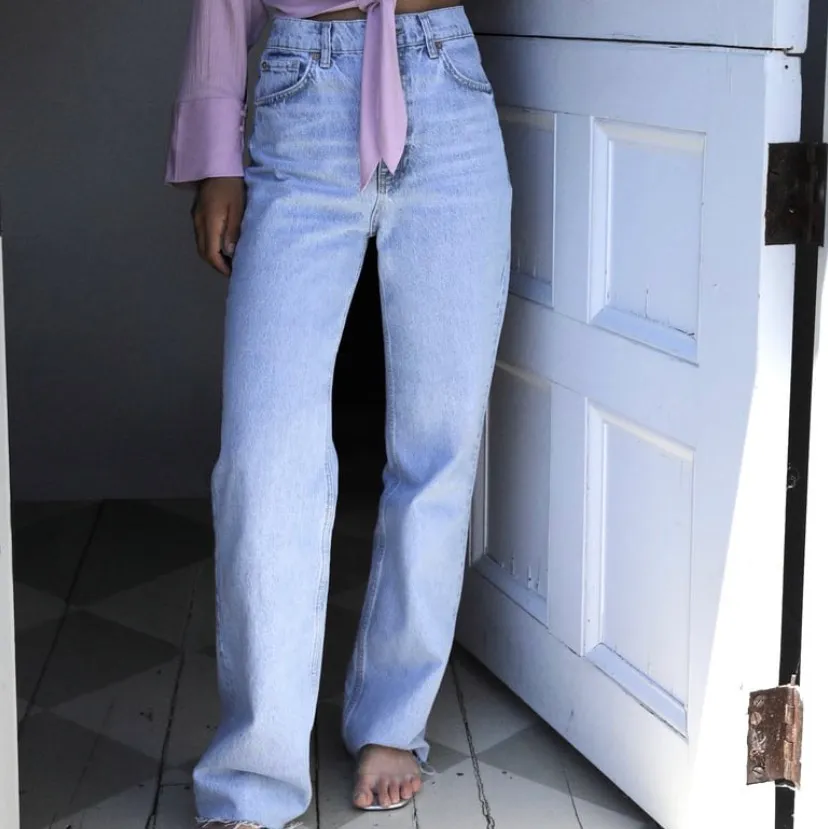 Ljusblåa jeans från Zara i storlek 34! Skitsnygga men dom sitter tyvärr väldigt tajt på mig 🥺 Jag är ungefär 167! . Jeans & Byxor.