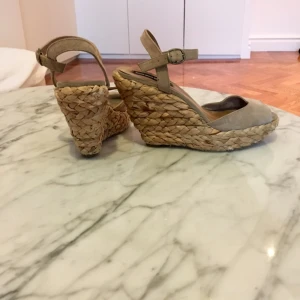  - Kilklackar från Dinsko, använda en gång! Läder, klackhöjd 10,5 cm med platån! Nypris 599 kr!