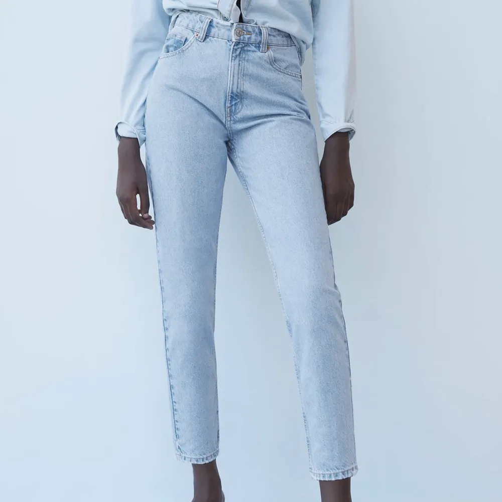 Superfina jeans från zara aldrig använda bara testade, köpta för 400kr. Pris kan diskuteras vid snabb affär och skriv om du undrar något! 💓. Jeans & Byxor.