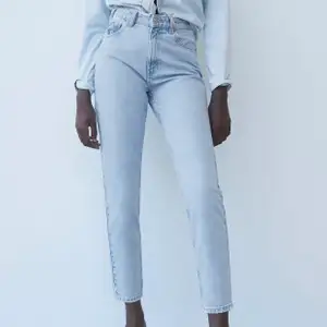 Superfina jeans från zara aldrig använda bara testade, köpta för 400kr. Pris kan diskuteras vid snabb affär och skriv om du undrar något! 💓