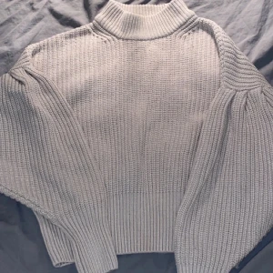 Jättefin stickat tröja från HM.  - Jättefin stickat tröja från HM. Köptes för typ 300-350 säljer för 100 + frakt. Aldrig använd. 