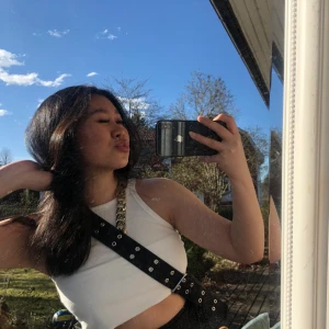 Baguette bag väska - Jättefin väska i baguette modellen med skärpliknande band, går att justera på samma sätt som ett bälte. Väskan går att göra om till en axelväska - handväska.