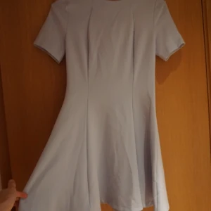 Klänning  - Klänning från Atmosphere i väldigt mjukt och stretchit material. Fin djup blå färg aldrig använd 