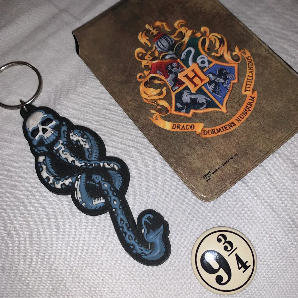 Harry Potter nyckelring (20kr), Hogwarts/Gryffindor korthållare (20kr), Knapp (såld). Nyckelringen och korthållaren tillsammans = 35kr . Accessoarer.