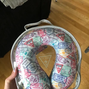 ett kit till resan - säljer detta kit ifrån guess, i köpet ingår väskan som sakerna ligger i, nackkudde och ögonbindel. Detta kan du använda till din nästa resa eller bara om du vill ligga lite extra skönt hemma i sängen.