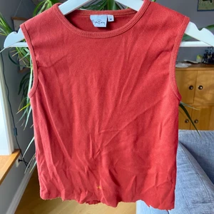 Snyggt linne! - Ett super snyggt linne som jag har klippt på nederdelen! Super fin men jag säljer då jag inte använder den💞💞 Den är i storlek M, men passar mig som brukar ha S! Skriv om du vill ha bilder hur den ser ut på.💘