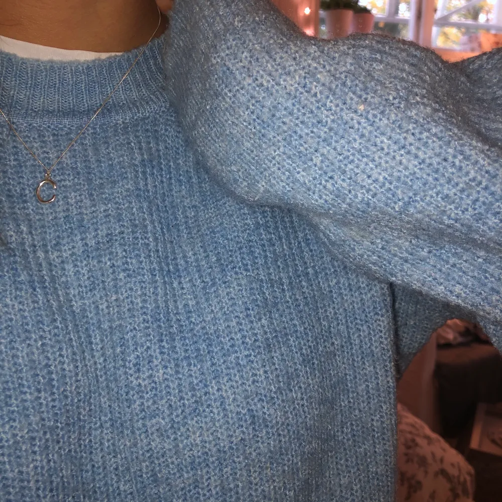 Ljusblå supermysig tröja från Chiquelle i storlek one size men passar mej jättebra som vanligtvis har XS. Kan tänka mej att den passar XS-M. Använd 3-4 gånger. Frakt 44 kr tillkommer . Stickat.