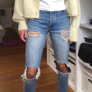 Håliga jeans storlek S - Jag säljer nu mina fina jeans med hål på. De sitter superfint men måste rensa min garderob tyvärr. De är i storlek S eller 34-36 ungefär. Köpte de på Bikbok för några år sedan men de är slutsålda nu! Buda i DM🦋🙌🏼