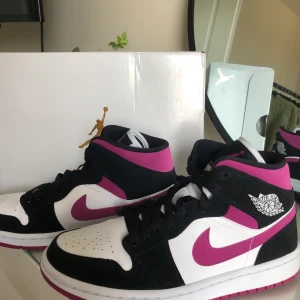 Air Jordan 1 Mid cactus flower  - Säljer mina helt nya Jordan cactus flower i storlek 38 då jag köpte fel storlek 💜 supersnygga, bud från 2000kr. Slutsålda överallt. Kan mötas upp i Helsingborg, Vellinge, eller Malmö annars står köparen för frakten 💗  Paketet skickas dubbelboxat!  BUDA 😍 