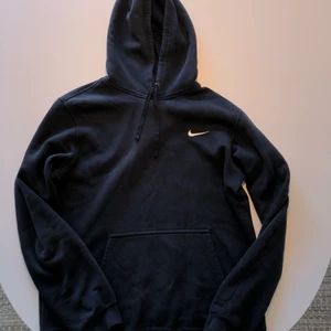 Mörkblå vintage nikehoodie stl M - En mörkblå nikehoodie köpt på en vintagehemsida med förhoppning att den skulle sitta mer oversized på mig (180cm). Bra skick och helt oanvänd av mig, sitter som en medium i herrstorlek.