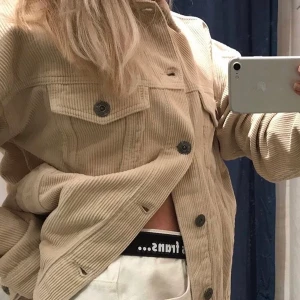 Manchesterjacka  - Beige jacka i Manchester. Köpt på Urban outfitters! Fortfarande i bra skick, använd sparsamt på våren/hösten. Lite oversize i modellen.  OBS. Jag fraktar tyvärr inte, utan möter upp i gbg/Borås 