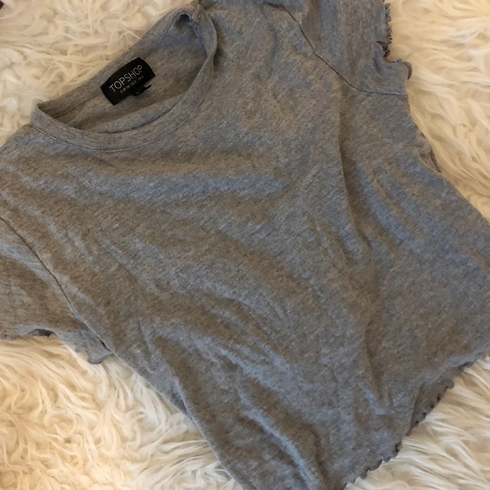 grå croppad t shirt från topshop i strl S!. Skjortor.