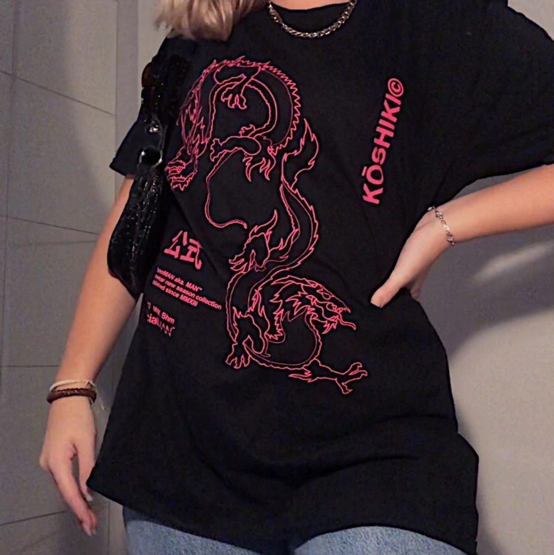 As ball t-shirt med en drake.  - 90