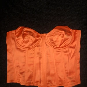 festtopp, strl 40 - Supersnygg orange fest-korsett-topp, säljes pga ingen användning, aldrig använd men sitter såå bra!