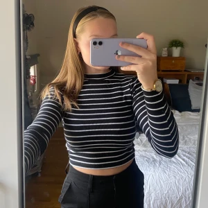 Randig polotröja  - Jättefin randig polotröja från H&M i storlek XS. Köpte den för 200kr och säljer för 70kr. Köparen står för frakten ✨⚡️