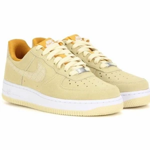 Gula Nike air force i mocka🧚 - Säker mina gula air force i mocka material pga att dom inte kommer till användning tyvärr:( Köpare står för frakten 💛🧡 