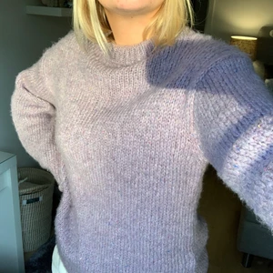 Lila stickad tröja - Jätte söt lila stickad tröja från Zara, fina detaljer med olika färger i tråden(kolla 2 bilden)!💋🎀 det står ingen size i tröjan men den passar S-M, i XS är den lite oversized bara