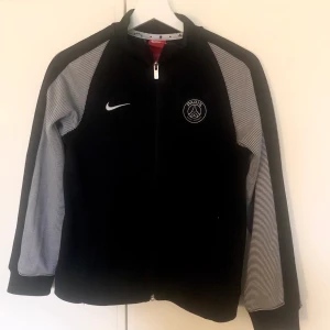 Psg nike - Psg Nike zip tröja. Barnstorlek 12-13 motsvarar storlek XS. Går inte att få tag i! 💓