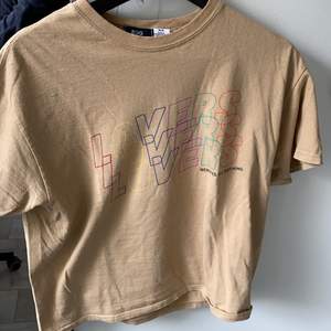 T-shirt från BDG storlek M. Köpt på Urban outfitters. Tröjan är ljusbrun. 