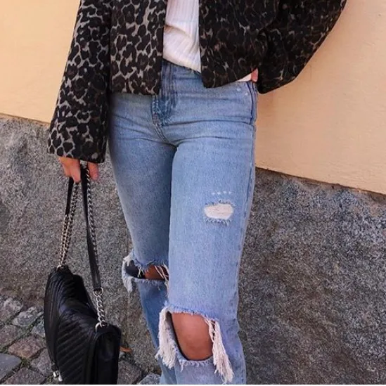 Säljer dessa populära jeans från Zara i strl 36 💙 . Jeans & Byxor.
