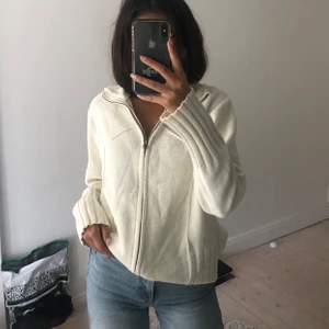 Krämvit kofta - Som ny. Extremt fin. Storlek L men passar mig som är S. Intressekoll, inte bestämt om jag ska sälja men om folk är intresserade så skriv bud. Bud :400kr