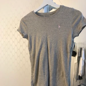 Polo Ralph lauren t-shirt  - Grå/beige t-shirt från Ralph lauren äkta 