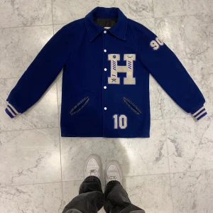 Vintage jacka - Funderar på att sälja denna as coola vintage jacka, perfekt till hösten. Skriv för fler bilder! Buda💗💗💗 Högsta bud just nu: 330kr