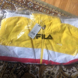  - helt ny i obruten förpackning fila windbreakerjacka nypris 1200 kr
