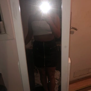 Skinnkjol med detaljer - Lite sönder där nere vilket inte syns på bilden. Nypris 500kr